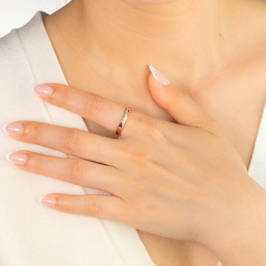 Diamond Twist Wedding band in 10K Yellow Gold (0.06 ct tw)